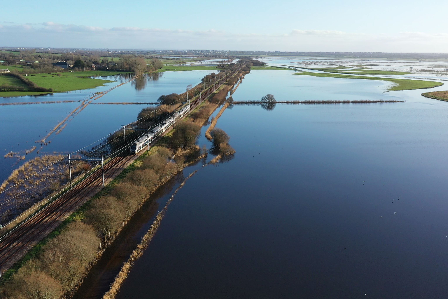 Train traversant les marais inondés à Houesville