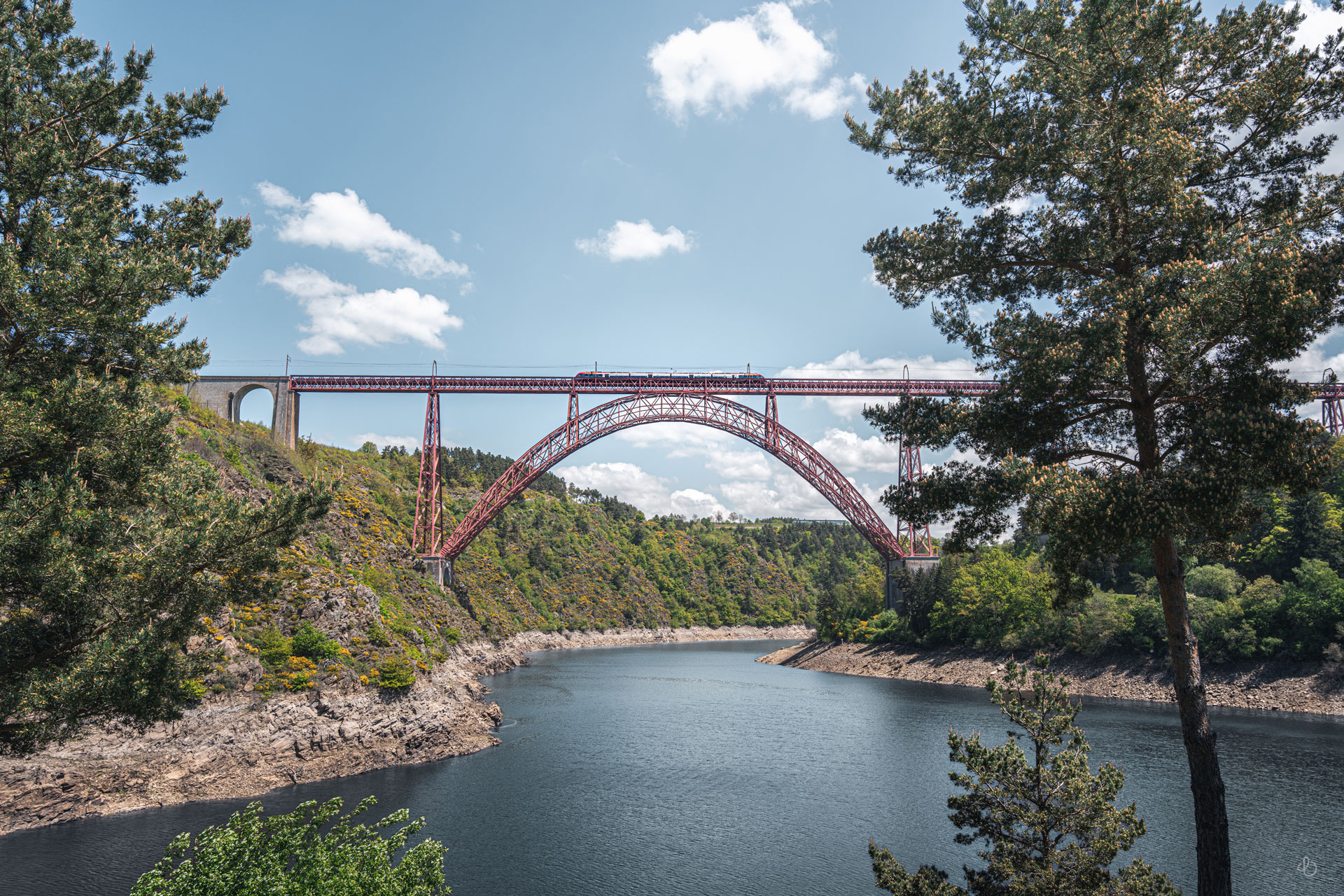 Train de l'Aubrac sur le Viaduc de Garabit - Agence Complices Train de l'Aubrac sur le Viaduc de Garabit - Agence Complices