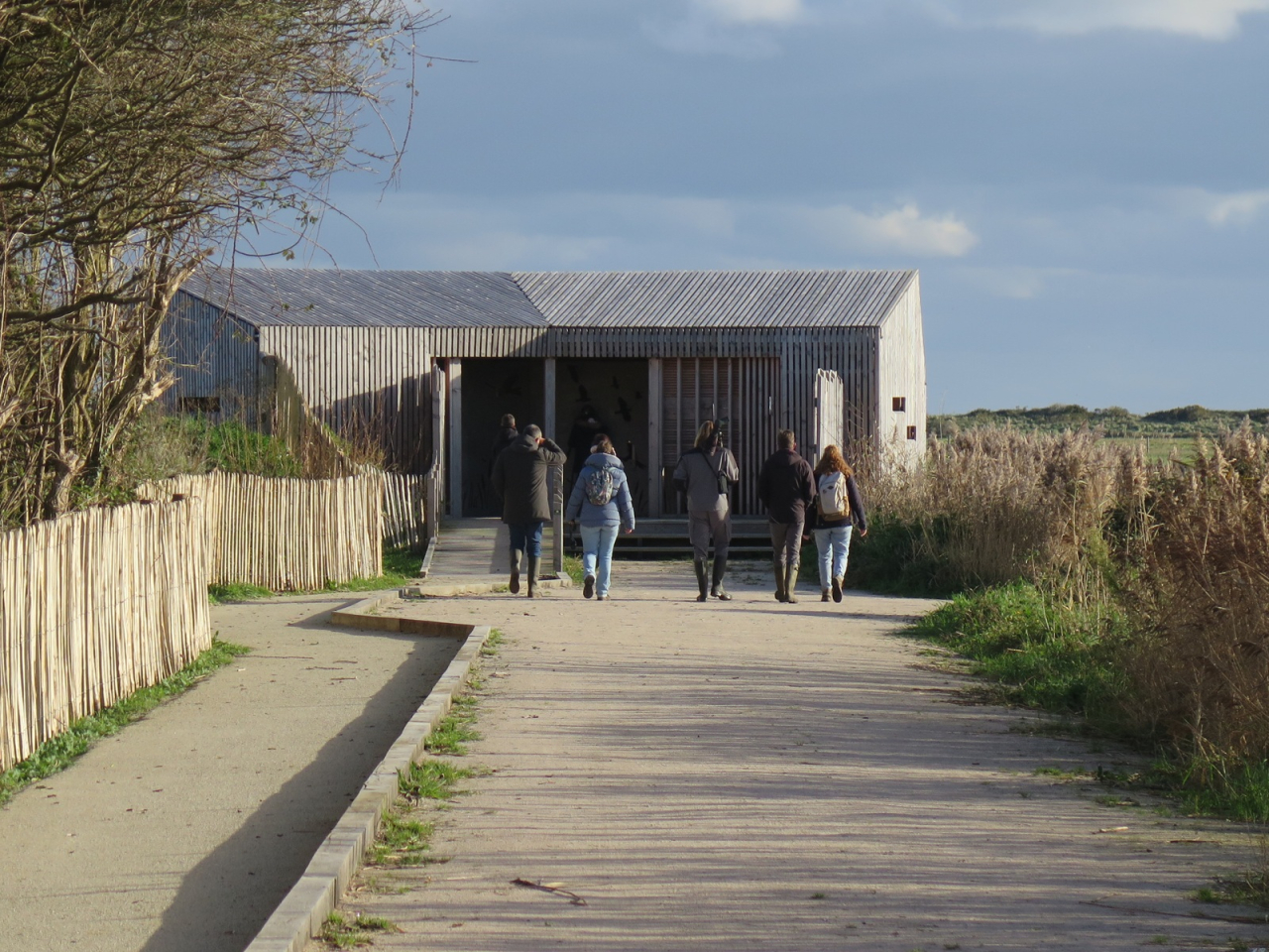 visiteurs à l'entrée de l'observatoire de la Réserve Naturelle Nationale du Domaine de Beauguillot