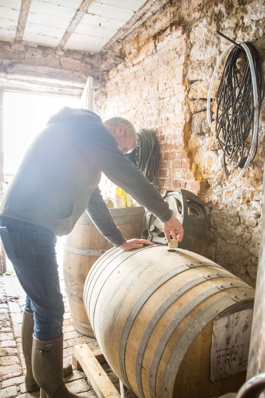 Mise en tonneau du vin de Servion