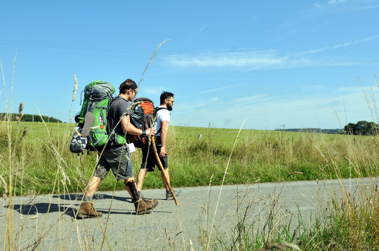 2 randonneurs sur les routes de campagne ardennaises