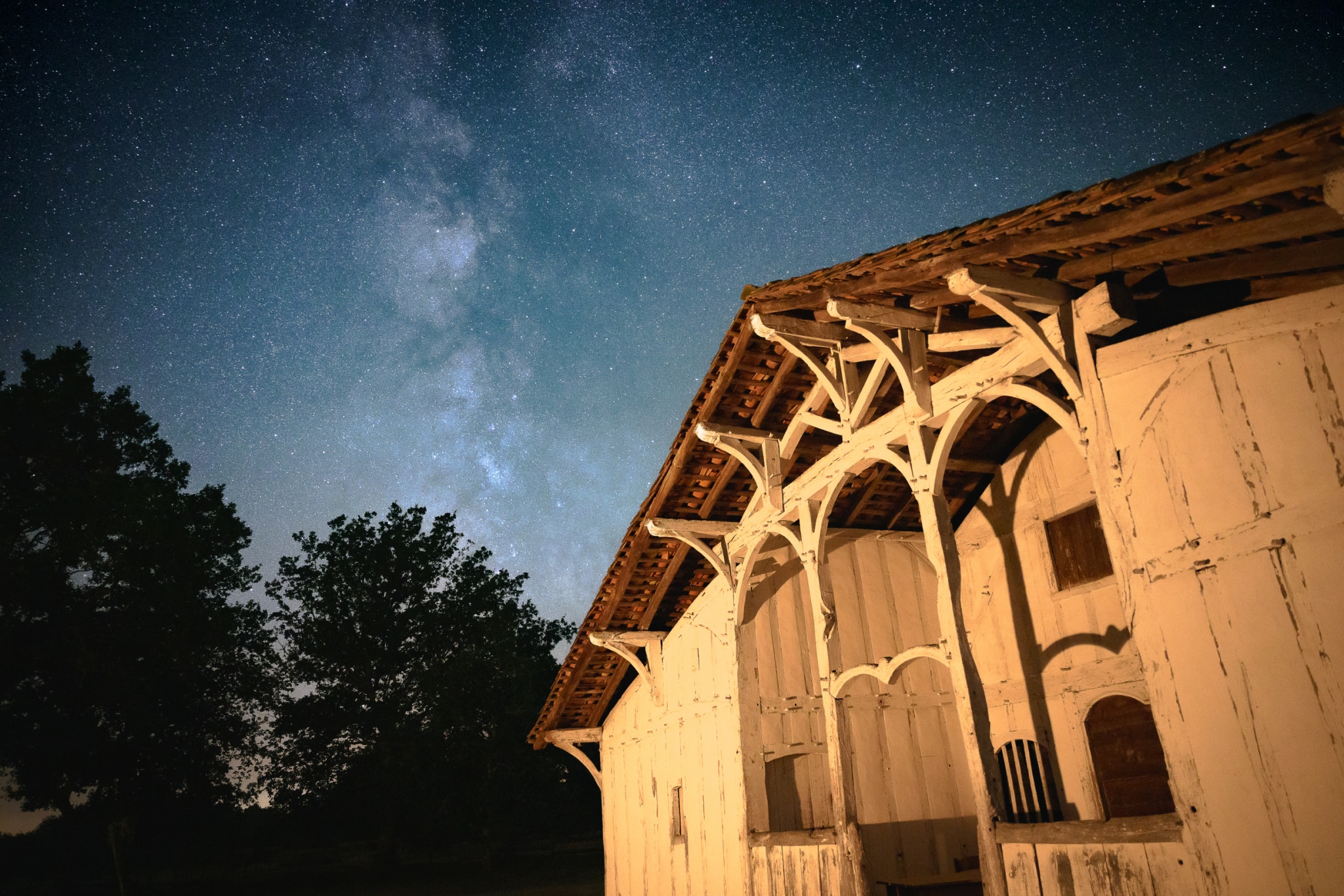 Ciel étoilé dans les Landes de Gascogne avec vue sur maison landaise traditionnelle