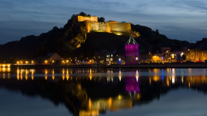 Citadelle de Charlemont éclairée de nuit