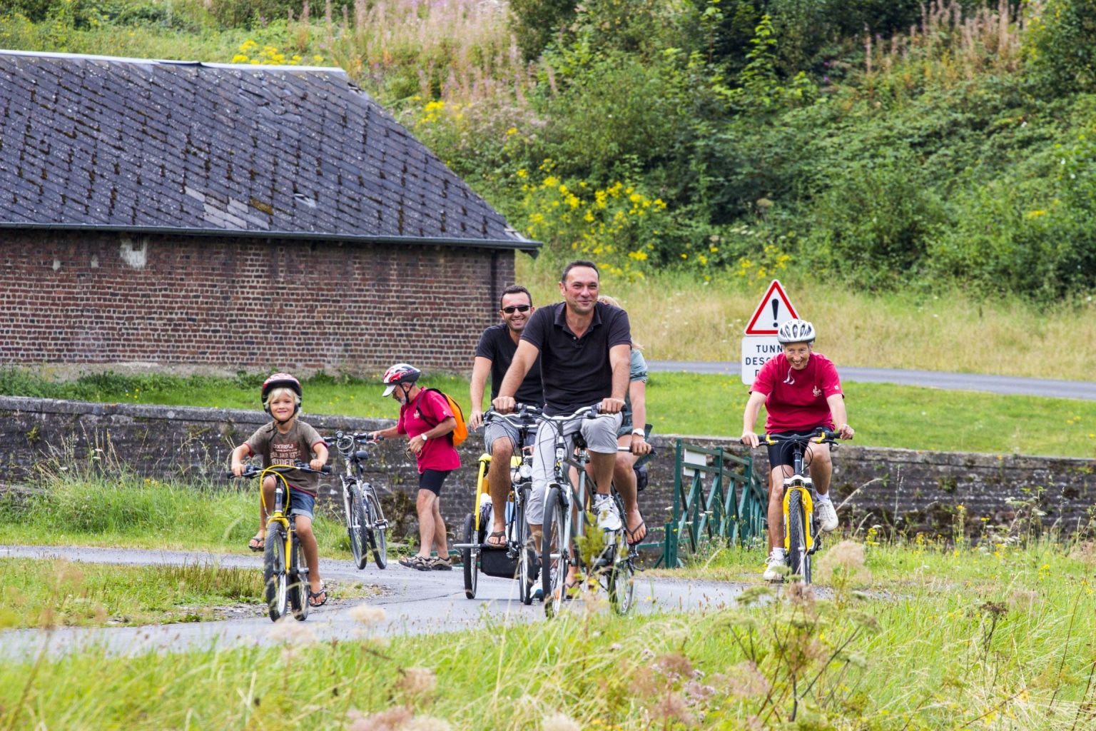 Une famille à vélo sur la voie verte (EuroVelo 19) à Revin