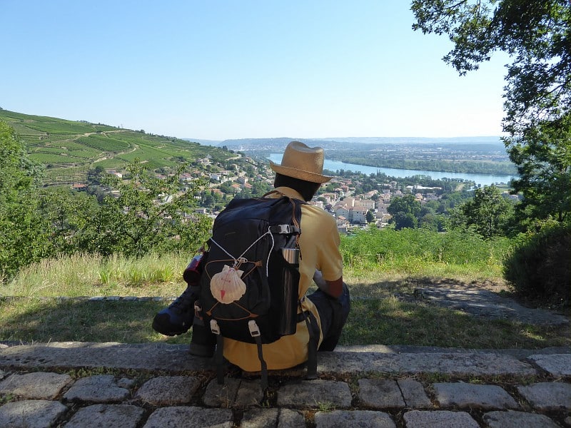 Sur le sentier de Saint Jacques de Compostelle GR 65 - Vue sur le Rhône et les vignes