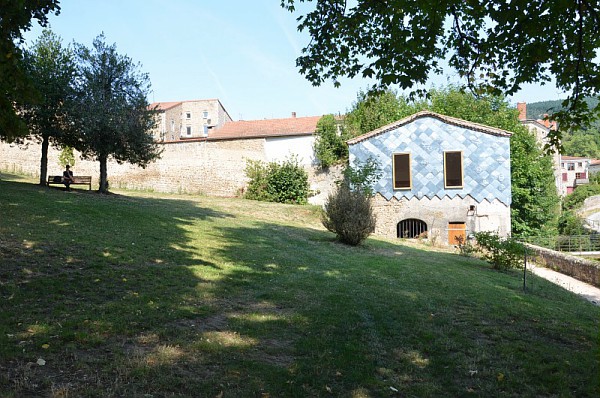 L’œuvre d'art refuge à Saint-Julien-Molin-Molette le long du Ternay, une maisonnette artistique en accès libre pour passer une nuit.